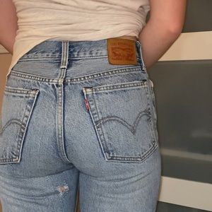 LEVI’S CROPPED DENIM